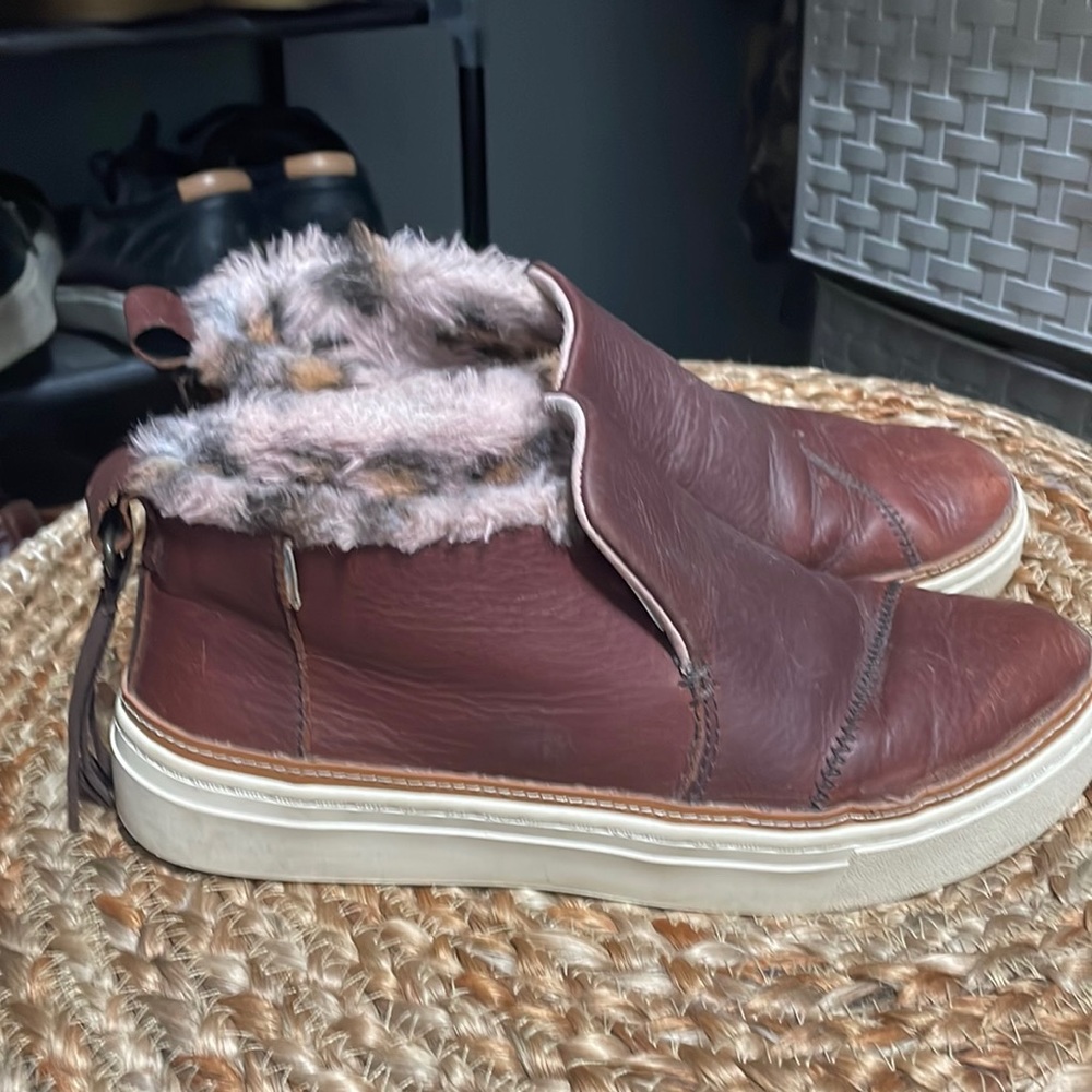 Toms mid booties